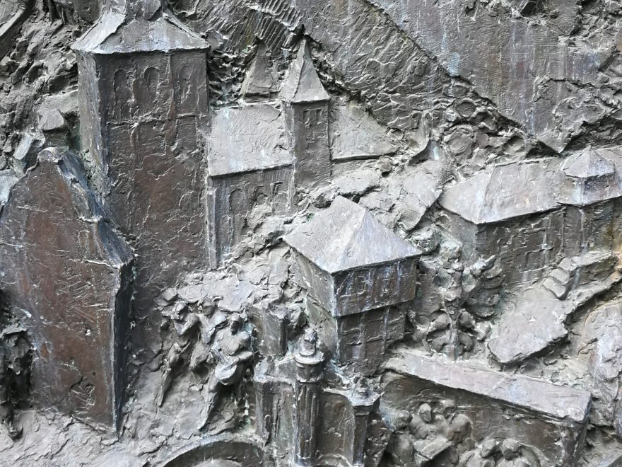 Detail aus dem stadtgeschichtlichen Relief am Bürgerhaus